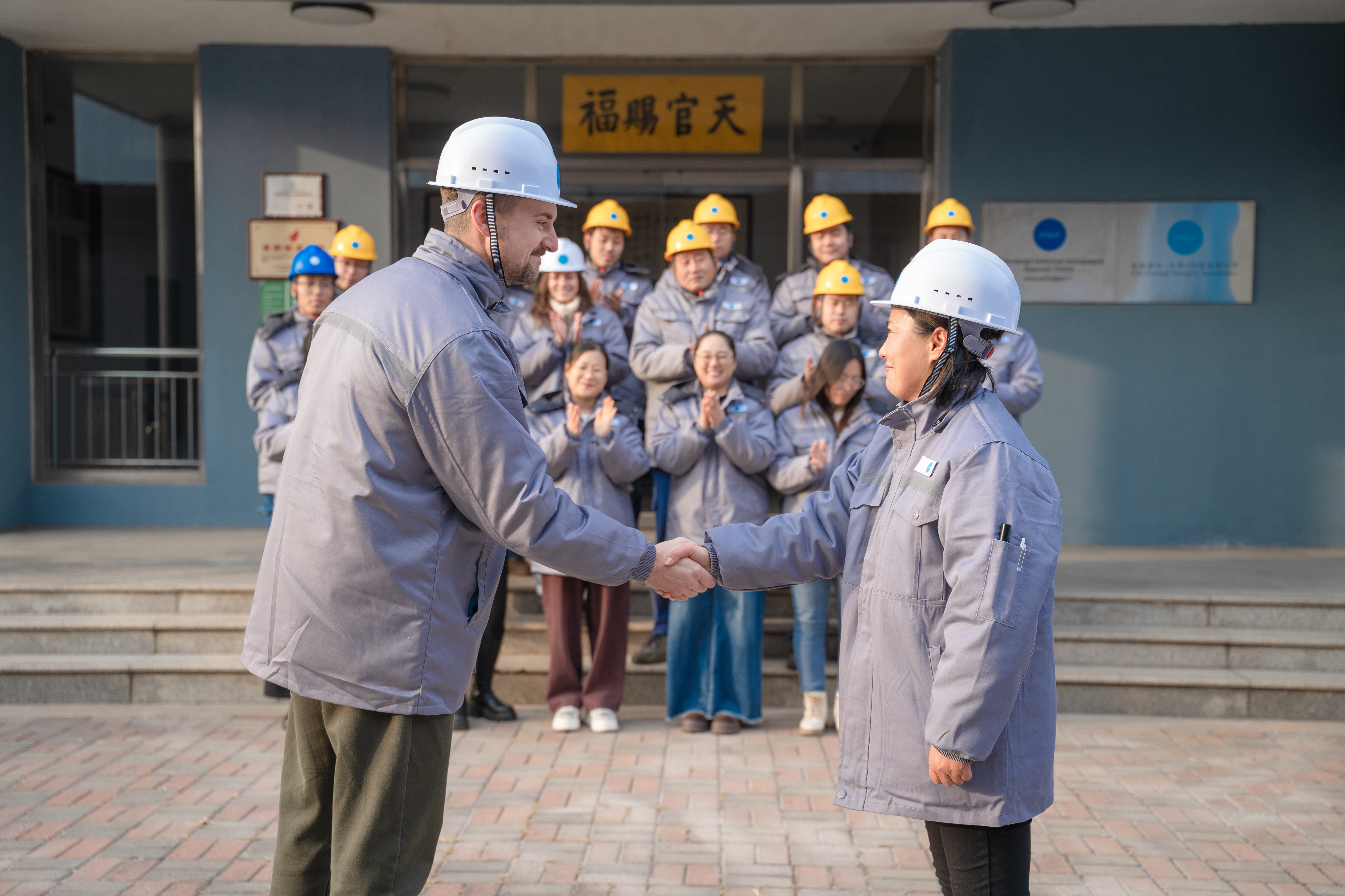 Команда «Газсёрф» на производственной площадке в Тяньцзине. Партнерство и совместная работа над выпуском оборудования по российским стандартам.