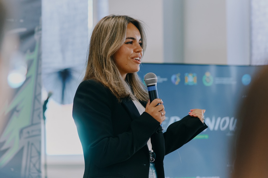 Варенова Дарья, ведущий инженер «Газсёрф», выступает на открытии образовательного проекта «ЭнерГений–2026», форум «Нефтяная столица», Ханты-Мансийск, апрель 2026