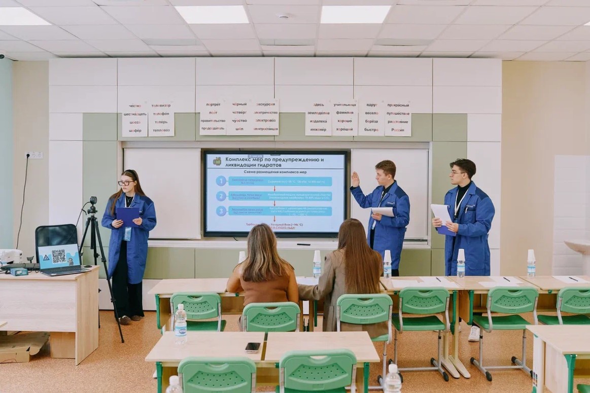 Эксперты «Газсёрф» Варенова Дарья и Епифанова Дарья оценивают защиту кейса «Повышение эффективности установки получения гелия» на финале «ЭнерГений–2026»