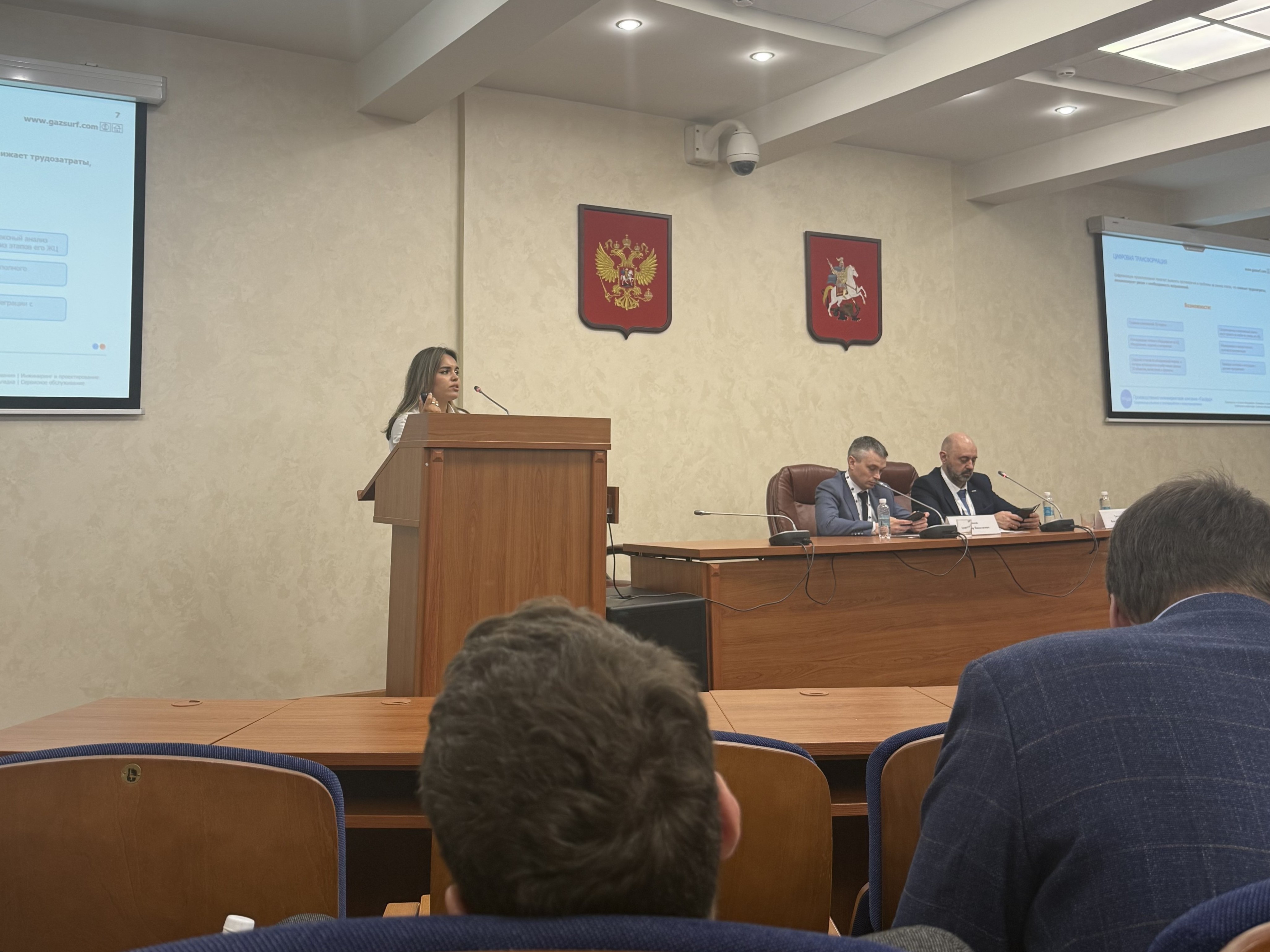 Ведущий инженер Дарья Варенова выступает с докладом «Цифровое моделирование нефтегазовых объектов. Опыт «Газсёрф» на конференции в Губкинском университете.